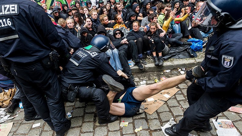 Riot police descend on squatter site in Berlin, remove protesters by force (PHOTOS, VIDEO)