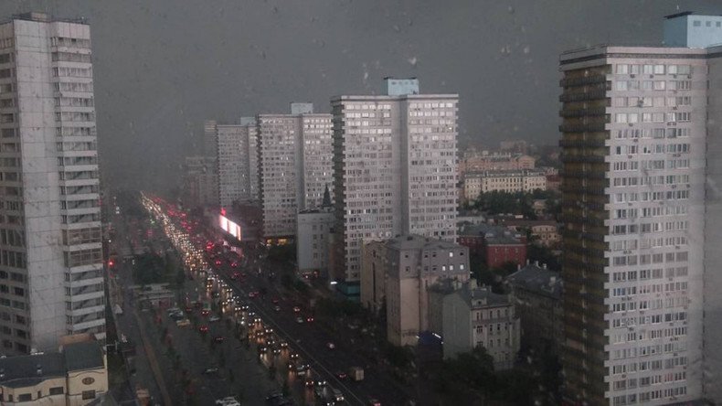 Runaway portaloo: Public toilet goes flying as summer storms hit Moscow (VIDEO) 