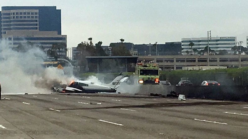 Small plane crashes into LA freeway & bursts into flames, leaving 2 injured (VIDEOS, PHOTOS)