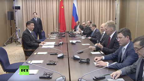 Unfazed ‘lone warrior’ Xi Jinping faces entire Team Putin (VIDEO)