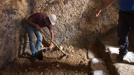 Archaeologists seeking beer unearth Viking treasure trove (PHOTOS)