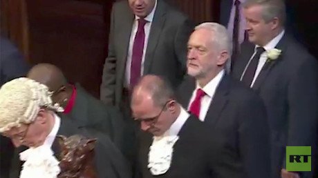 Jeremy Corbyn didn’t bow to the Queen at state opening of Parliament (VIDEO)