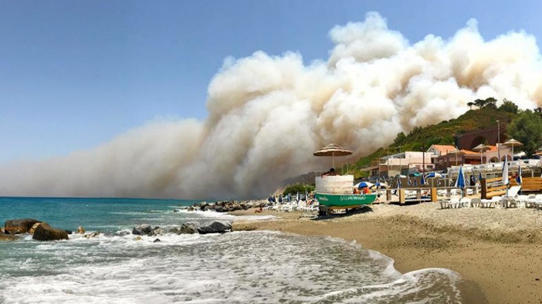Sicily blazes kill livestock, spark evacuation of homes & hotels (VIDEOS)