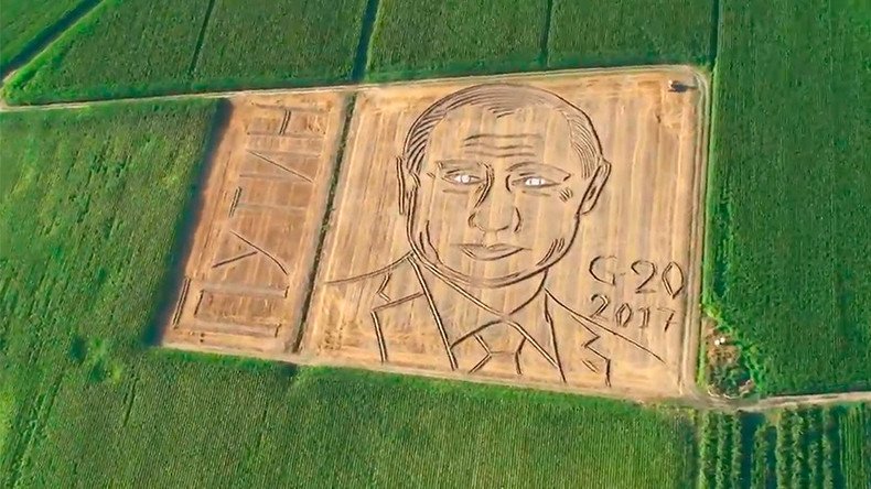 135 meter Vladimir Putin portrait ploughed into Italian cornfield (VIDEO)