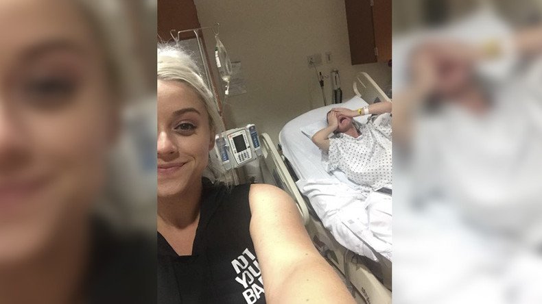 Sister snaps selfie as mother-to-be writhes in pain (PHOTO)