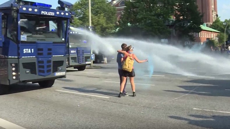 Kissing G20 protesters blasted by water cannon during Hamburg clashes (VIDEO)