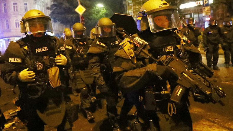 G20 protester whistles ‘Star Wars Imperial March’ theme as Hamburg riot police pass (VIDEO)
