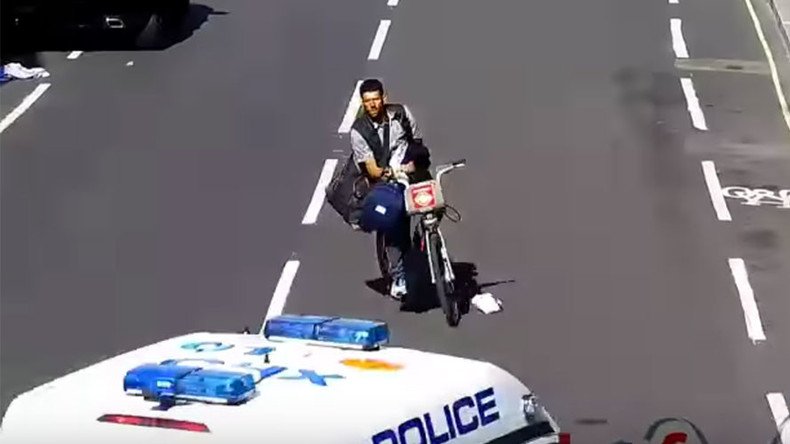 Cops knock thief off ‘Boris Bike’ with police van door (VIDEO)