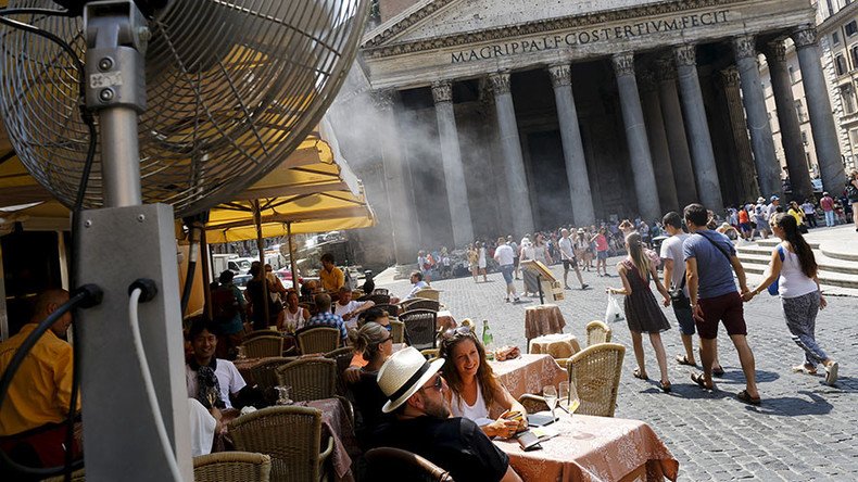 'Don't ruin summer': Rome bans alcohol from streets & piazzas