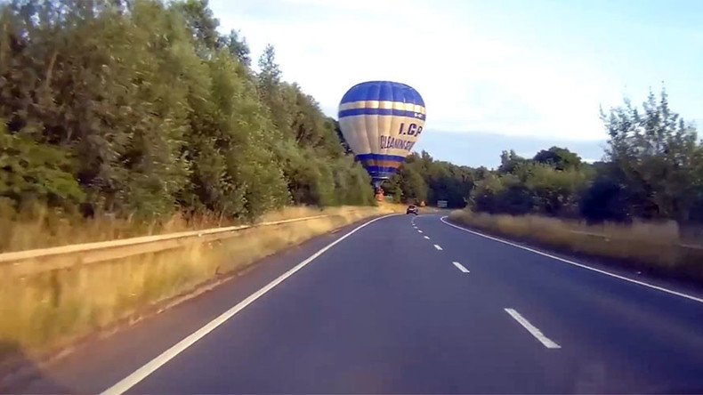 Hot air balloon skims UK road in dramatic landing (VIDEO)