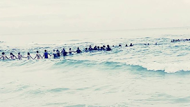 100-strong human chain rescues family from clutches of death at Florida beach (PHOTOS)