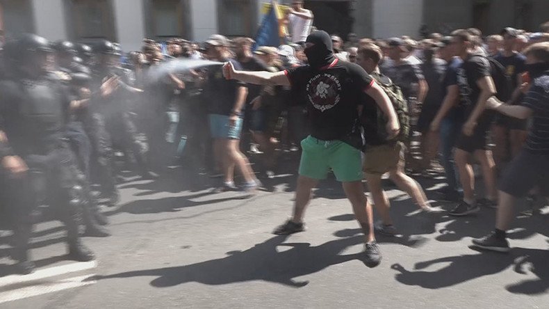 Up to 1,000 Ukrainian nationalists clash with police, block parliament (VIDEO)