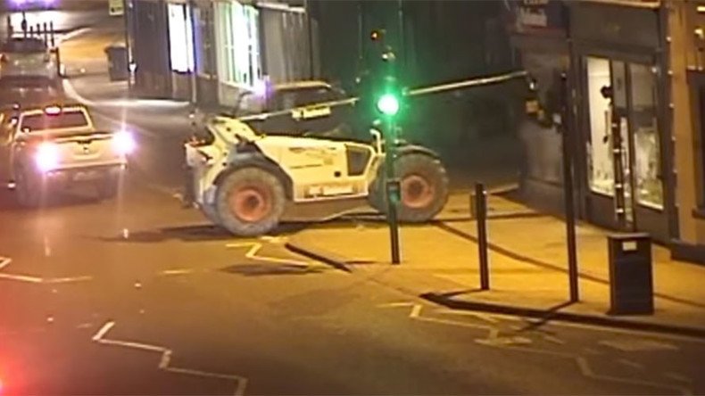 UK criminals steal ATM using forklift truck as battering ram (VIDEO)