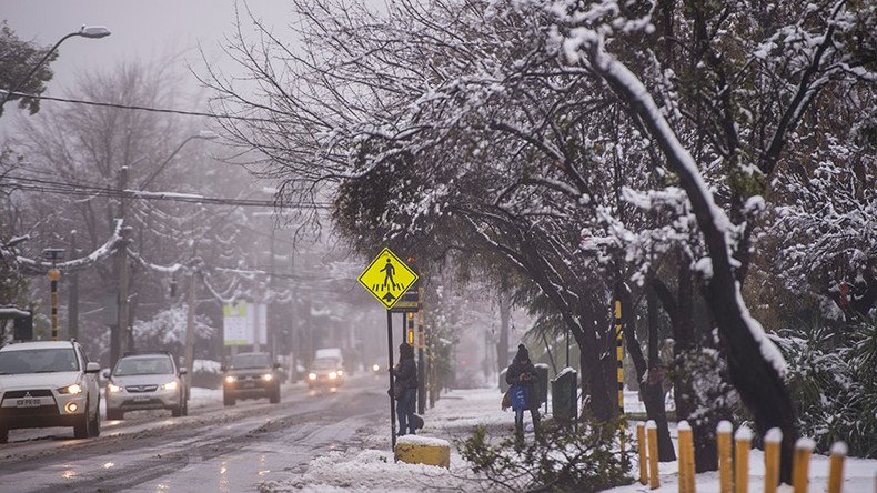 Rare snowstorm batters Chilean capital, leaves one dead & 337k homes without power (PHOTOS)