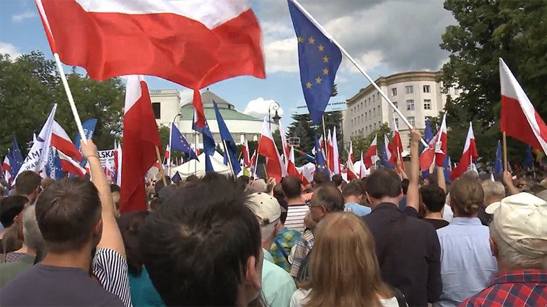 1000s in Warsaw protest reforms giving Polish MPs sway over judiciary (VIDEO)