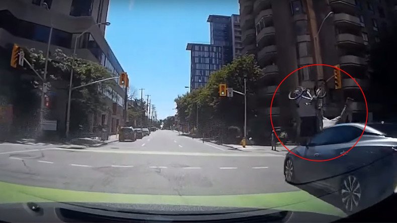 Cyclist smashed by oncoming vehicle after running red light (VIDEO)