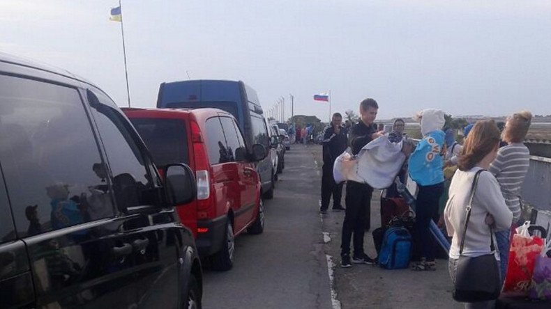 Tourist blockade? Ukrainians bound for Crimea have to spend hours at own border checkpoints (PHOTOS)