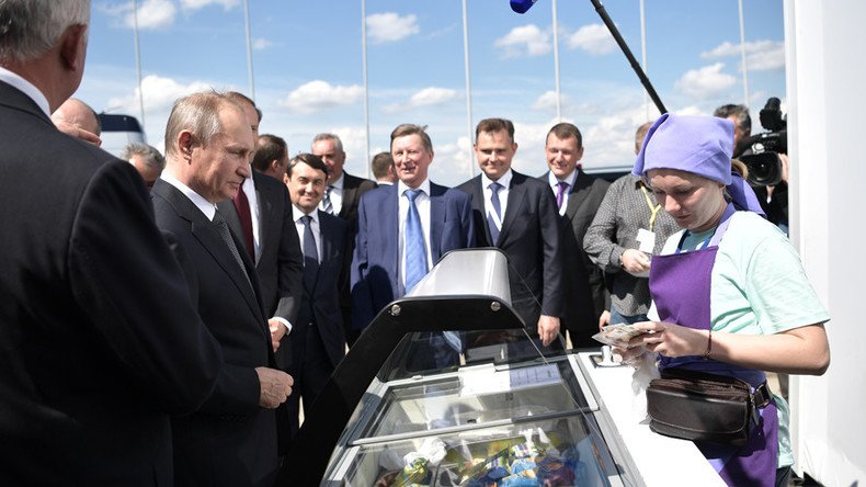Putin trolls rich Rostec exec while buying ice cream for entourage at MAKS Air Show (VIDEO)