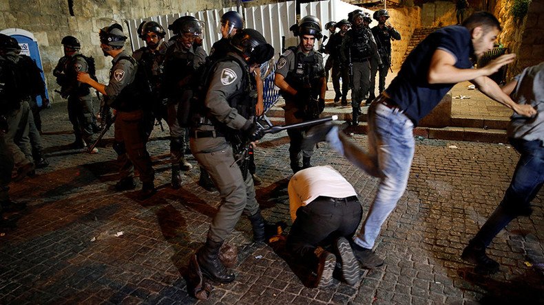 Israeli officer punches Muslim worshiper in the face as clashes continue near Temple Mount (VIDEO)