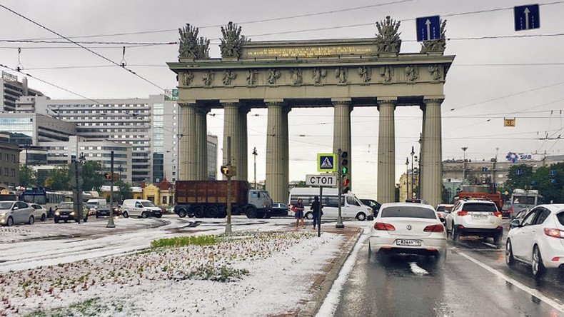 Snowballs in July? St. Petersburg covered with piles of ‘snow’ (PHOTOS, VIDEO)