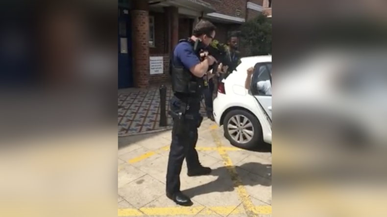 Excessive force? London police point assault rifles at men in traffic stop (VIDEO)