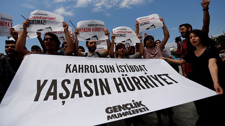 Turkey frees 7 journalists & newspaper execs