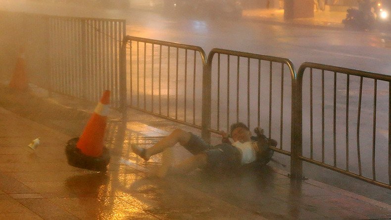 Typhoon Nesat knocks people over in Taiwan, leaves 250,000 homes without power (PHOTOS)