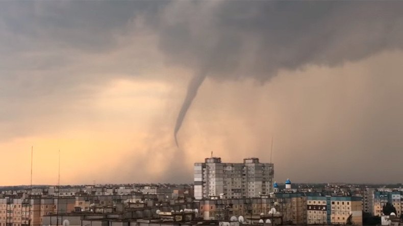 Menacing tornado forms in the skies over central Ukraine (VIDEOS)
