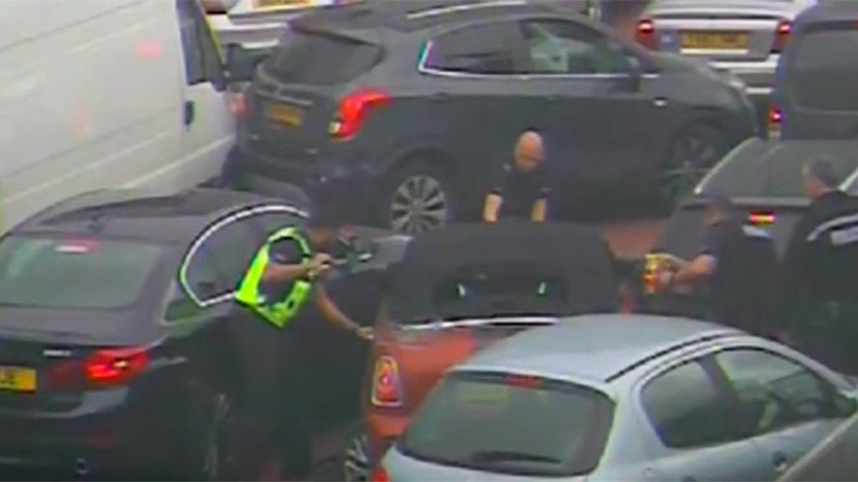  Fast & furious burglar foiled by traffic jam as armed police swoop in (VIDEO)