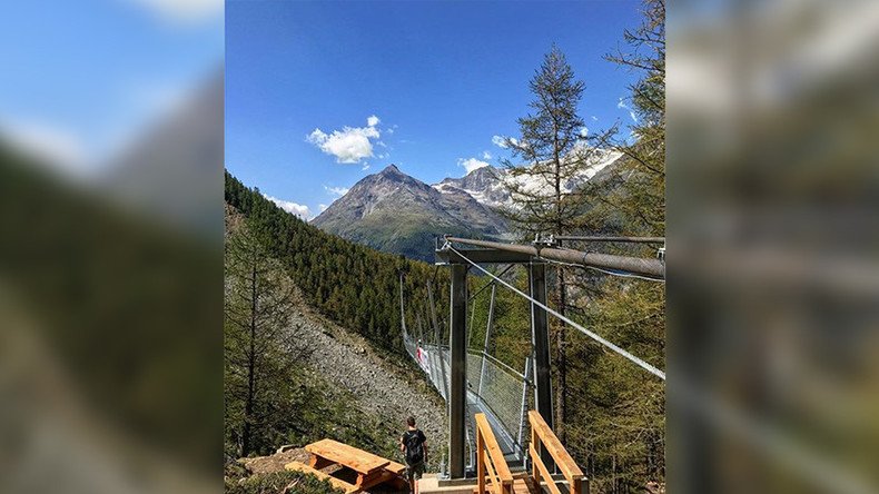 Hikers brave ‘world’s longest’ suspension bridge above Swiss ravine (VIDEO)