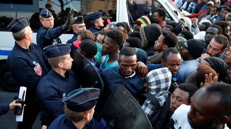 Up to 2,500 migrants evacuated from La Chapelle makeshift camp in Paris (PHOTOS)