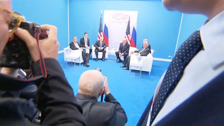 ‘Stop! Slow! One by one!’ Journalists rush G20 backstage to attend Putin-Trump meeting (VIDEO)