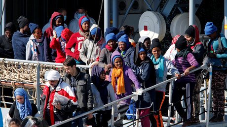 Italy in ‘tug of war’ with EU over migrants, may give them visas