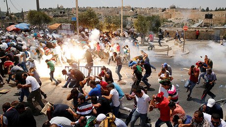 Israeli police clash with Palestinian protesters in Jerusalem (VIDEO)