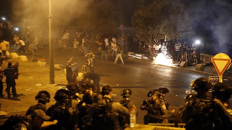 Israeli police clash with Palestinians in Jerusalem, RT Arabic reporter caught in violence (VIDEO)