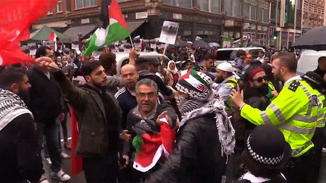 Pro-Palestinian & pro-Israeli protesters face off outside Israeli embassy in London (VIDEO)