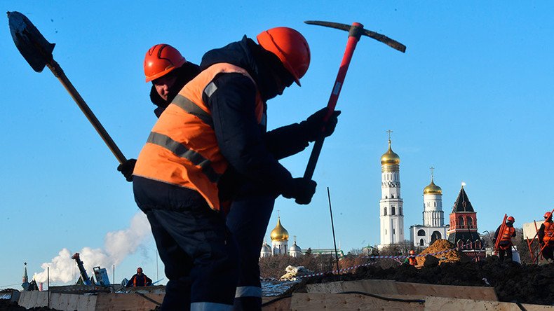 Sledgehammers vs shovels: Mass migrant workers brawl in Moscow caught on camera (VIDEO)