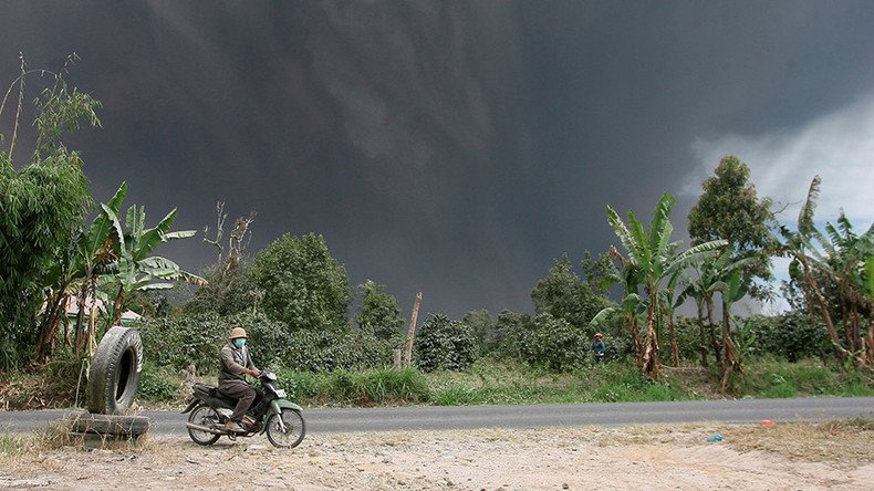 Volcanic ash cloud sparks ‘doomsday’ scenes on Indonesian island (PHOTOS, VIDEOS)