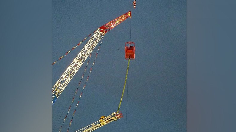 Bungee jumper left dangling upside down after thrill ride malfunctions (VIDEO)