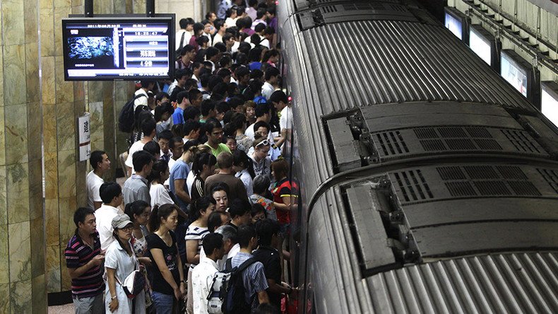 People power: Beijing commuters free man trapped under train (VIDEOS)