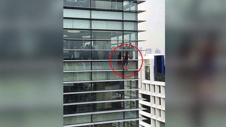 Russian ‘spiderman’ handcuffed by cops after scaling Mexican skyscraper (VIDEO)