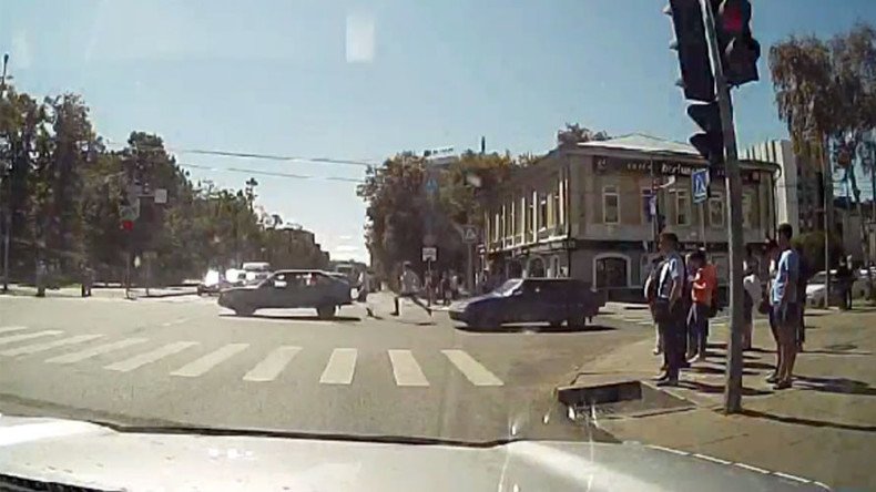 Car attempts to escape owners in dramatic chase (VIDEO)