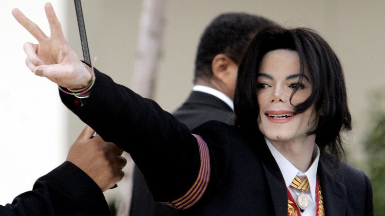 Rio cops pursue gang which armed Michael Jackson statue with rifle