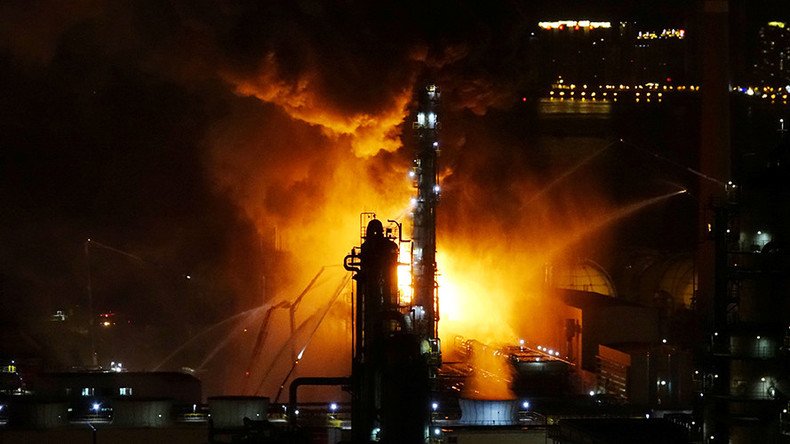 600 firefighters battle raging inferno at Chinese oil refinery  (VIDEOS, PHOTOS)