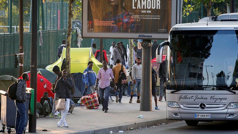 Paris police evicts 2,500 migrants from makeshift camp under ‘new’ procedures (VIDEOS)