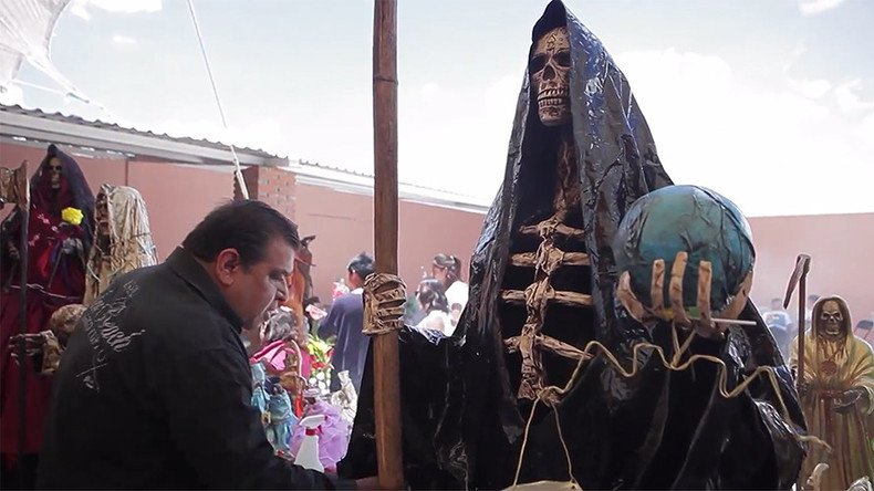 Pilgrims bow down before Saint of Death in Mexico (VIDEOS, PHOTOS)