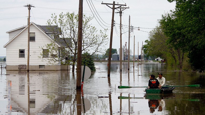 'Historic' flash floods in Kansas City leave people stranded
