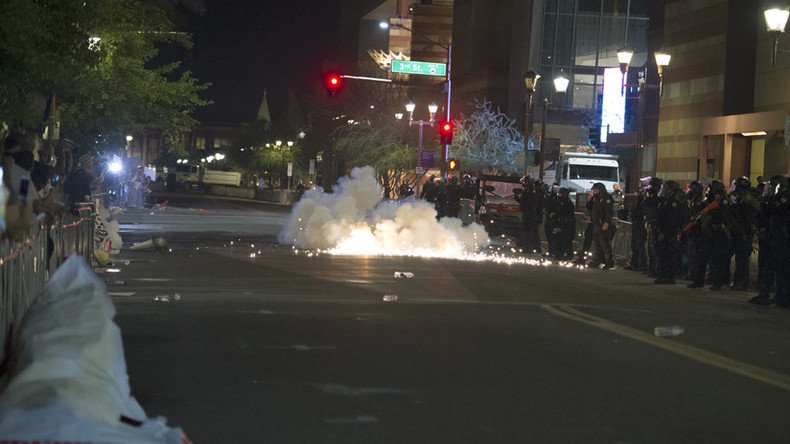 Tear gas & violence at Arizona anti-Trump protest, but no gunshots