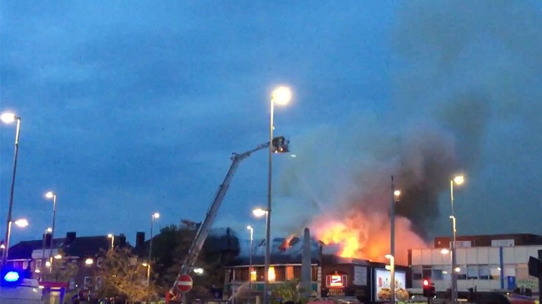 100 firefighters battle blaze in northeast London, arson suspected - reports (PHOTOS, VIDEOS)