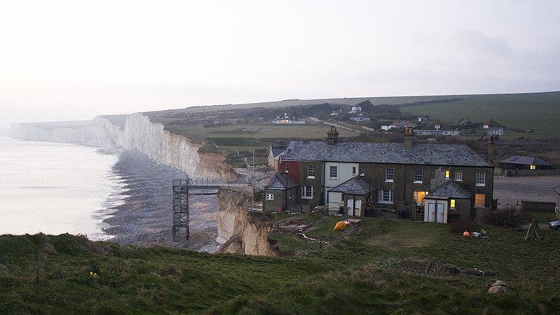British beach evacuated after 'chlorine cloud' burns people’s eyes (PHOTOS)